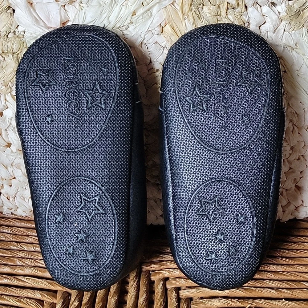 Robeez Basic Brian black flat shoe, size 5